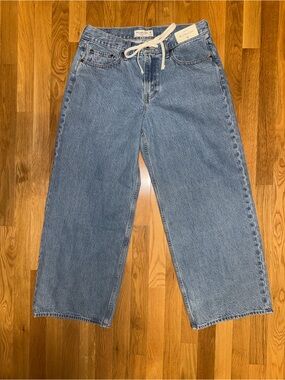 Abercrombie & Fitch Low Rise Ultra Loose Jean Medium Wash w/ drawstring. Short.
